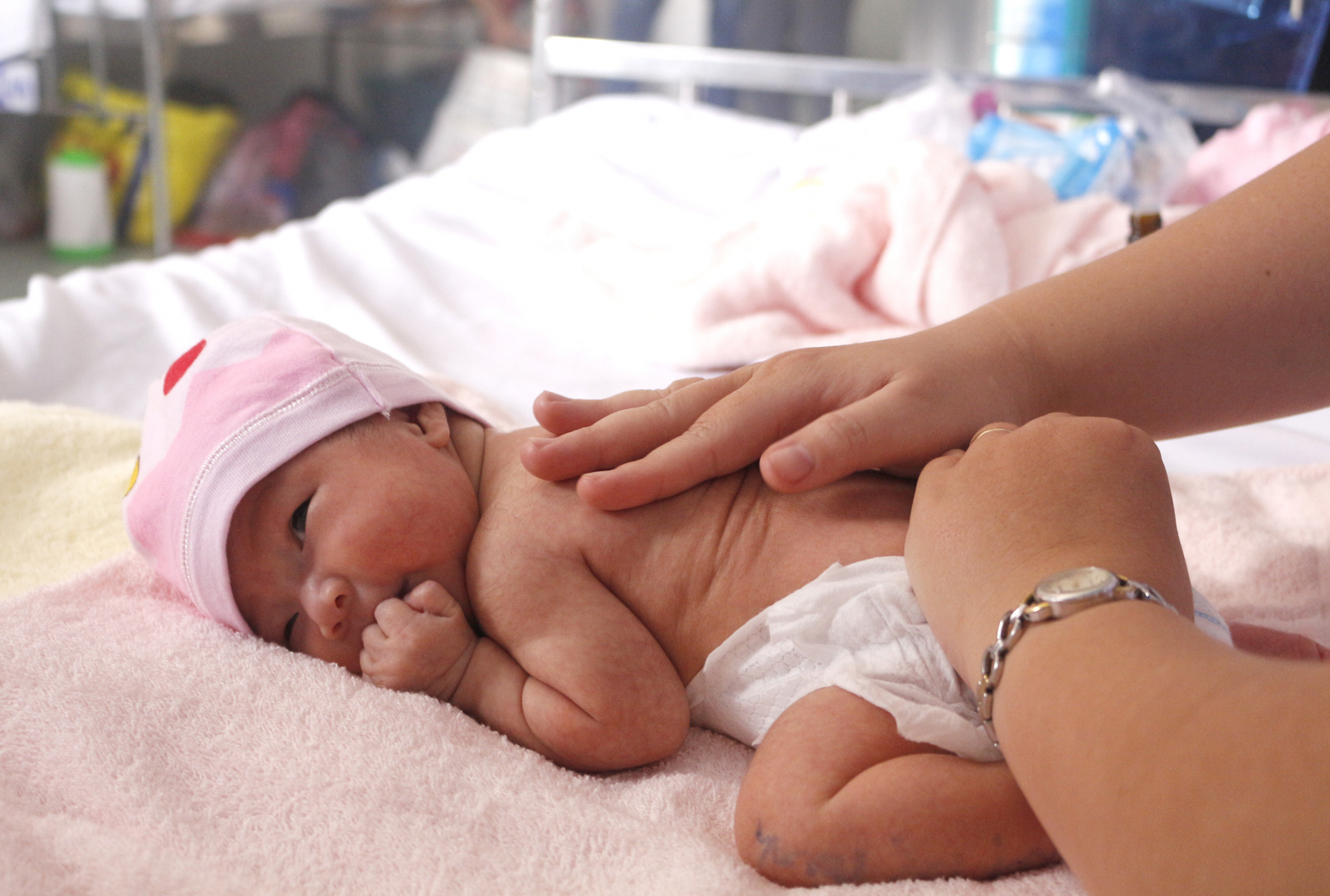 Em bé chào đời khỏe mạnh sau cuộc mổ vừa lấy thai nhi vừa bóc tách chi chít nhân xơ trong tử cung người mẹ