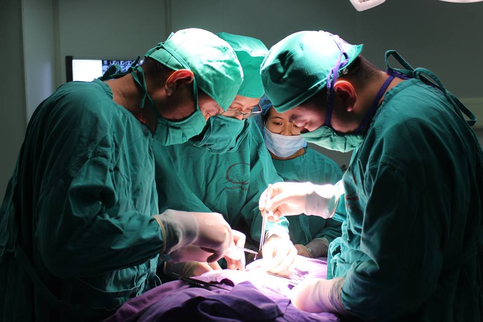 Các bác sĩ tiến hành phẫu thuật cấp cứu mở ống mật chủ lấy sỏi cho thai phụ