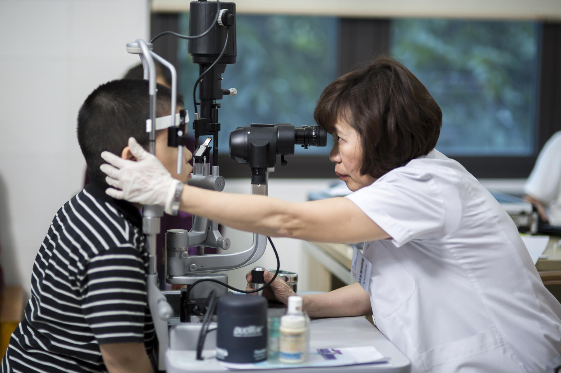 Khi thấy mắt trẻ có những dấu hiệu bất thường, cha mẹ cần đưa con đi khám bác sĩ để được phát hiện và điều trị sớm