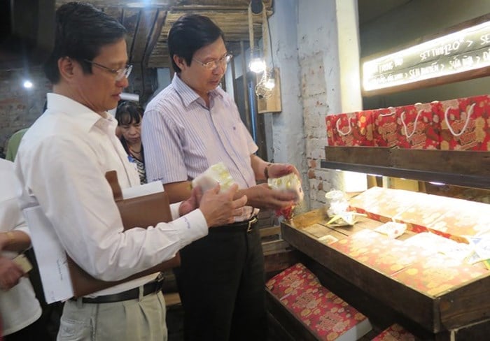 Ông Trần Văn Chung - Phó Giám đốc Sở Y tế Hà Nội ((từ phải qua) cùng đoàn kiểm tra của thành phố đang kiểm tra sản phẩm tại một cơ sở sản xuất bánh trung thu