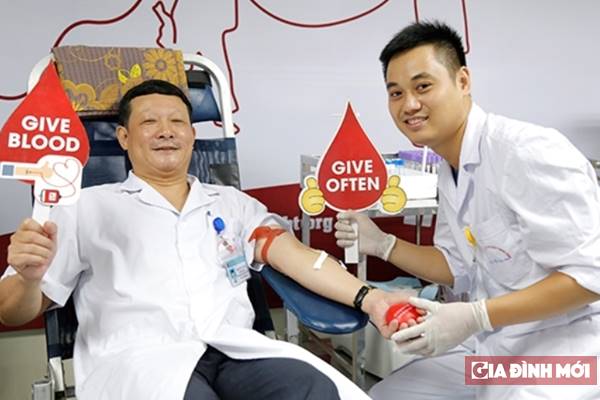 Nhiều bác sĩ tham gia hiến máu để giảm bớt tình trạng khan hiếm nhóm máu O