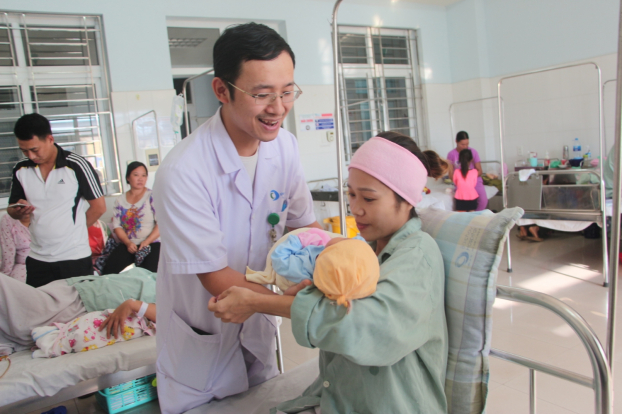   Sản phụ Nguyễn Thị Thắng và em bé khỏe mạnh sau ca phẫu thuật  