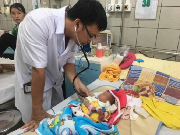   Con trai sản phụ C. được các bác sĩ cứu sống thành công và đang được chăm sóc tại khoa Nhi, Bệnh viện Bạch Mai  