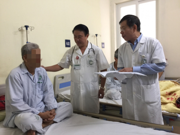   PGS.TS Trần Đình Hà (ở giữa) đang thăm khám cho bệnh nhân  