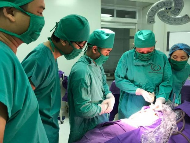   Các bác sĩ tiến hành phẫu thuật loại bỏ khối u quái vùng cùng cụt cho bệnh nhi  