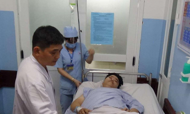   Bệnh nhân bị đa chấn thương trong vụ tại nạn liên hoàn ở Sài Gòn đang được nhân viên y tế chăm sóc  