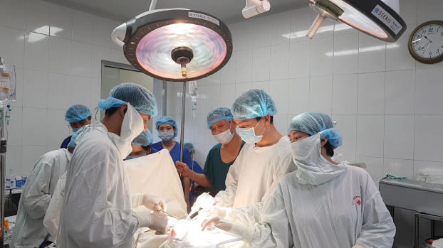   Các bác sĩ tiến hành phẫu thuật tìm thai đi lạc chỗ cho bệnh nhân  