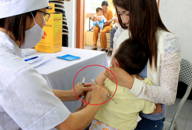   Trẻ dưới 5 tuổi nhưng chưa được tiêm đủ mũi vắc-xin sởi – rubella sẽ được cán bộ y tế đến tận trường mầm non để tiêm bổ sung. Ảnh minh họa  