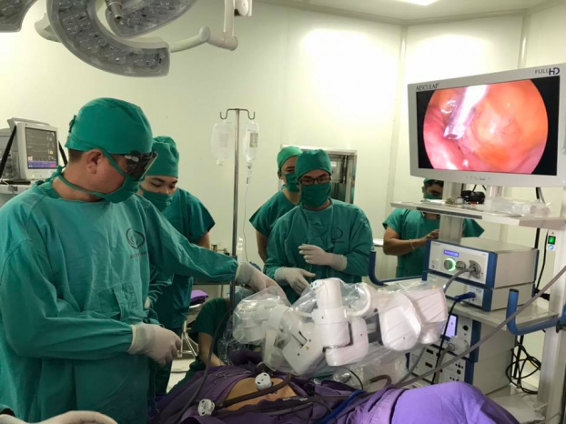   Bác sĩ sử dụng cánh tay robot phẫu thuật điều trị u xơ tử cung cho bệnh nhân  