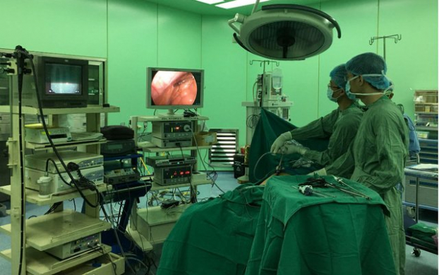   Bác sĩ tiến hành phẫu thuật lấy khối u ở ổ bụng cho bệnh nhân M.  