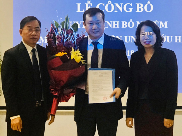   Tiến sĩ Bùi Quang Vinh (ở giữa) nhận quyết định bổ nhiệm làm Giám đốc Bệnh viện Ung bướu Hà Nội. Ảnh SKĐS  