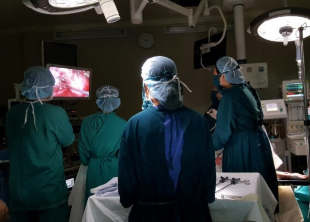   Các bác sĩ tiến hành phẫu thuật cho một ca chửa ngoài tử cung. Ảnh minh họa  