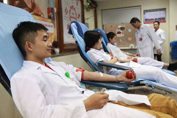   Nhiều bác sĩ trẻ tham gia hoạt động hiến máu, chăm sóc sức khỏe cộng đồng. Ảnh minh họa  