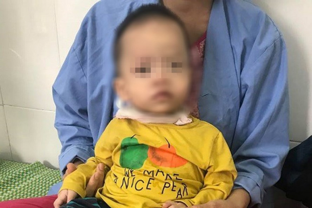   Bé trai 16 tháng tuổi nhập viện vì hóc giấy trong lúc chơi đùa  