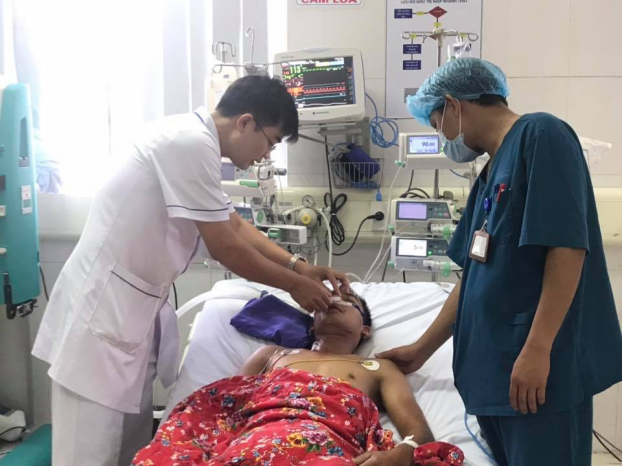   Bệnh nhân bị điện giật đang được nhân viên y tế chăm sóc  