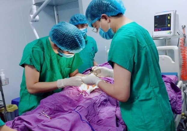   Bác sĩ tiến hành phẫu thuật trích tinh trùng từ tinh hoàn cho bệnh nhân  