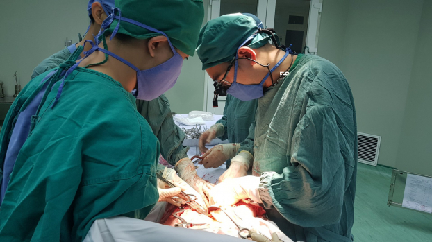   Các bác sĩ tiến hành phẫu thuật điều trị vỡ động mạch cho bệnh nhân  