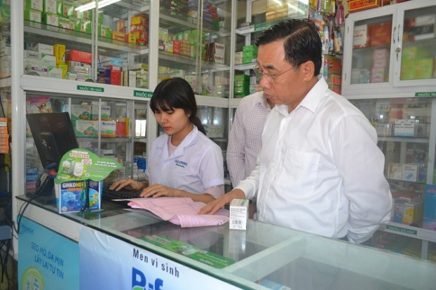   Đoàn kiểm tra của Sở Y tế kiểm tra tại Nhà thuốc sô 1 Vạn Bảo, quận Ba Đình  