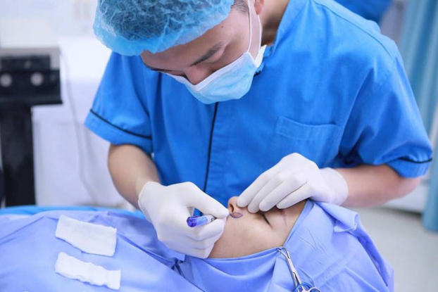   Bác sĩ Cao Ngọc Duy thực hiện phẫu thuật mũi cho bệnh nhân  