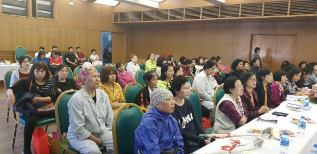   Bệnh nhân của câu lạc bộ ung thư vú Bệnh viện Bạch Mai lắng nghe những chia sẻ của bác sĩ  
