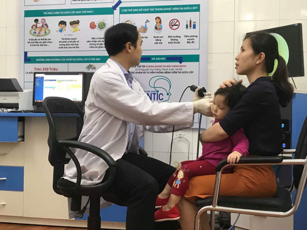   ThS.BS Nguyễn Xuân Đạt đang thăm khám cho bệnh nhi bị viêm tai giữa  