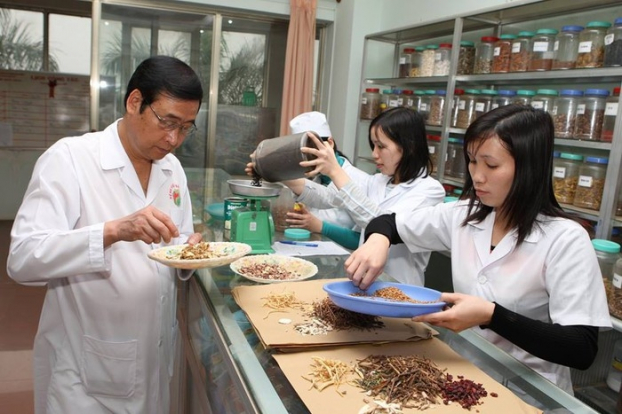   Bốc thuốc cứu người là công việc thường ngày của thầy thuốc ưu tú Nguyễn Hữu Khai khi còn sống  