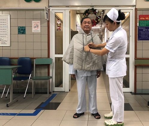   Nhân viên y tế trao tặng áo rét cho bệnh nhân  