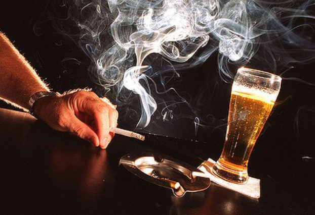   Bỏ hút thuốc, uống rượu để giảm biến chứng của bệnh tăng huyết áp. Ảnh minh họa  