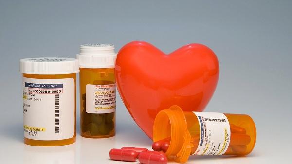   Bệnh nhân tim mạch nếu dùng thuốc không đúng cách có thể gặp phải biến chứng nguy hiểm. Ảnh minh họa  