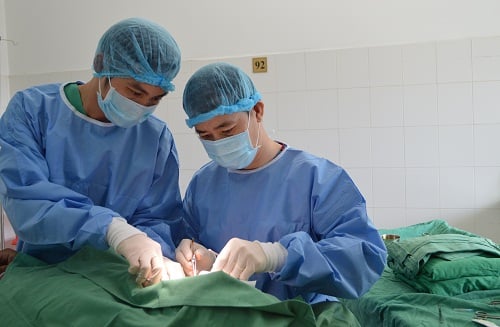   Bác sĩ tiến hành phẫu thuật cấp cứu cho bệnh nhân  