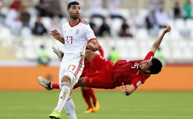  Cú va chạm của Phạm Đức Huy với cầu thủ đội Iran  
