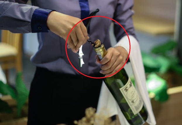   Việc mở chai vang phải được tiến hành đúng cách, khéo léo, nhẹ nhàng để tránh rượu bị bay bổng lên. Ảnh minh họa  