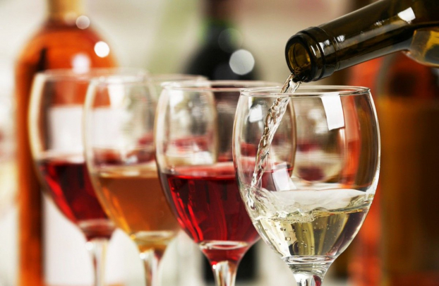   Với bàn tiệc có nhiều loại rượu vang, thứ tự ưu tiên sẽ là vang trắng phục vụ trước vang đỏ. Ảnh minh họa  