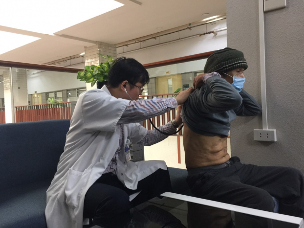   Bác sĩ Ngô Gia Khánh khám lại cho bệnh nhân bị xương đâm thủng phế quản  