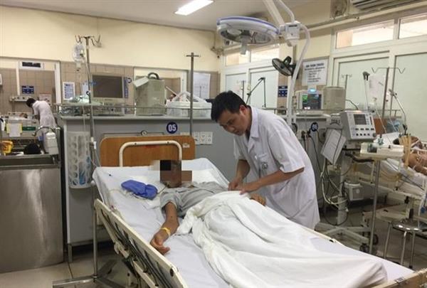   Bác sĩ Nguyễn Trung Nguyên đang thăm khám cho bệnh nhân  