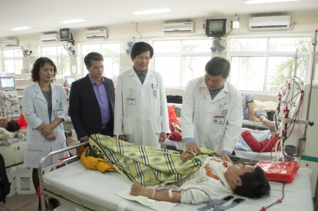   Ban lãnh đạo Bệnh viện Bạch Mai thăm và chúc tết bệnh nhân điều trị tại bệnh viện trong dịp tết  