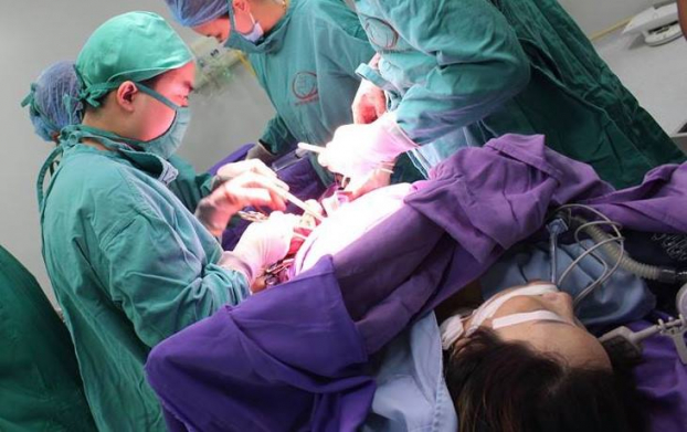   Các bác sĩ tiến hành phẫu thuật cấp cứu cứu sống thai phụ bị thai lưu, nhau bong non  