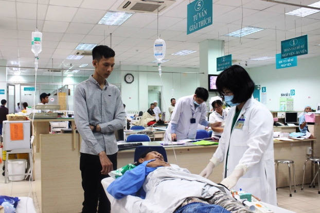   BS.CK2 Đinh Thu Oanh đang thăm khám cho bệnh nhân nhập viện vì bị bệnh đường tiêu hóa  