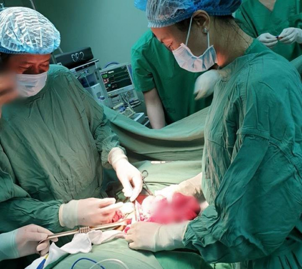   Các bác sĩ tiến hành phẫu thuật cứu bệnh nhân bị ngưng tim, ngưng thở  