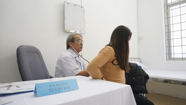   PGS.TS.TTƯT Tô Văn Hải thăm khám cho bệnh nhân gặp vấn đề về tiêu hóa, tim mạch  
