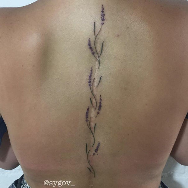 Vết sẹo sống lưng đã được điểm xuyết bằng hình xăm hoa tinh tế
