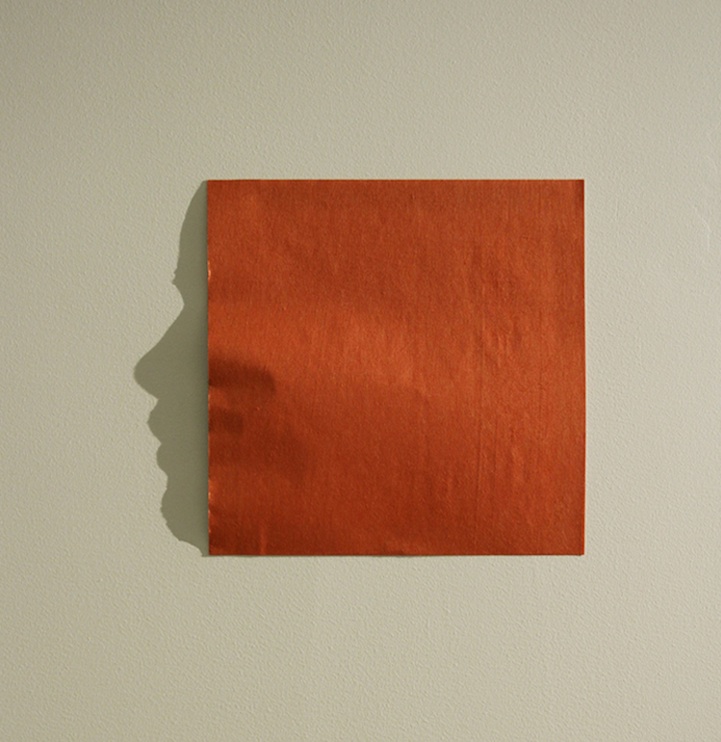 Nghệ sĩ shadow art Kumi Yamashita đã tạo nên những khuôn mặt từ một mẩu giấy nhớ dán trên tường.