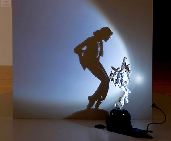Một chân dung sống động của Michael Jackson được tạo nên từ việc gắn các vật dụng ngẫu nhiên lại với nhau.