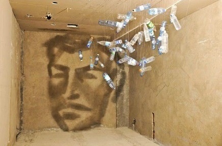 Vẽ chân dung từ bóng của những chai nhựa bỏ đi, tại sao không?