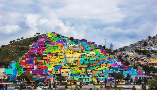 Nghệ sĩ ở Mexico đã biến vùng Las Palmitas thành một dải cầu vồng rực rỡ bằng cách thổi hồn màu sắc vào hàng trăm ngôi nhà nơi đây
