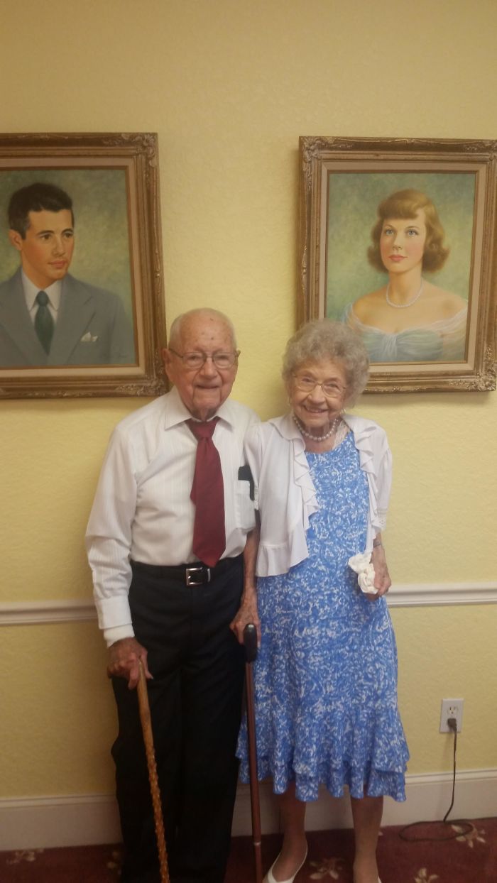   Một bạn trẻ chia sẻ ảnh kỷ niệm 77 năm kết hôn của ông bà mình  