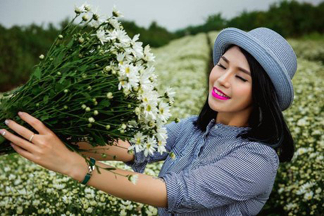 5 địa điểm chụp hoa cúc ở Hà Nội và cách tạo dáng chụp hoa cúc 'chuẩn không cần chỉnh 21'