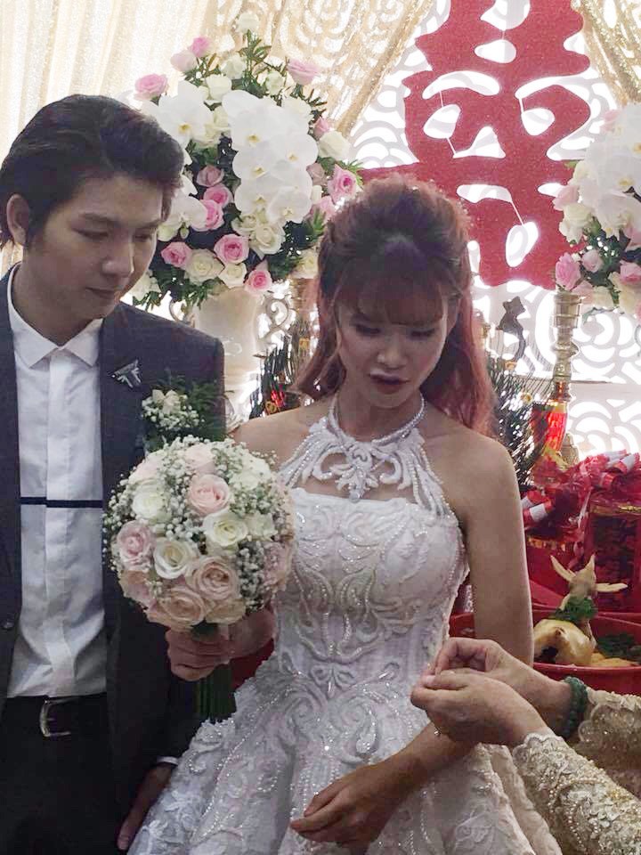 Trong buổi lễ, Kelvin Khánh tỏ ra hồi hội, căng thẳng hơn mọi khi, nhưng vẫn luôn chú ý từng chút đến cô dâu của mình