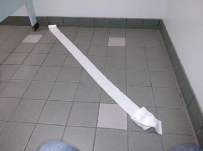 Cuộn giấy vệ sinh cuối cùng... Em đi xa anh quá...