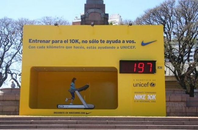 Nike đã đặt những bốt quảng cáo tương tác trên đường phố, mỗi km khi bạn chạy trên những máy tập này đều quy thành tiền quyên góp cho UNICEF. 
